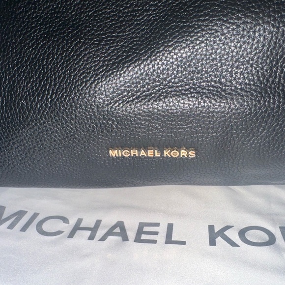 Michael Kors Black pebbled leather shoulder bag. - Picture 4 of 8